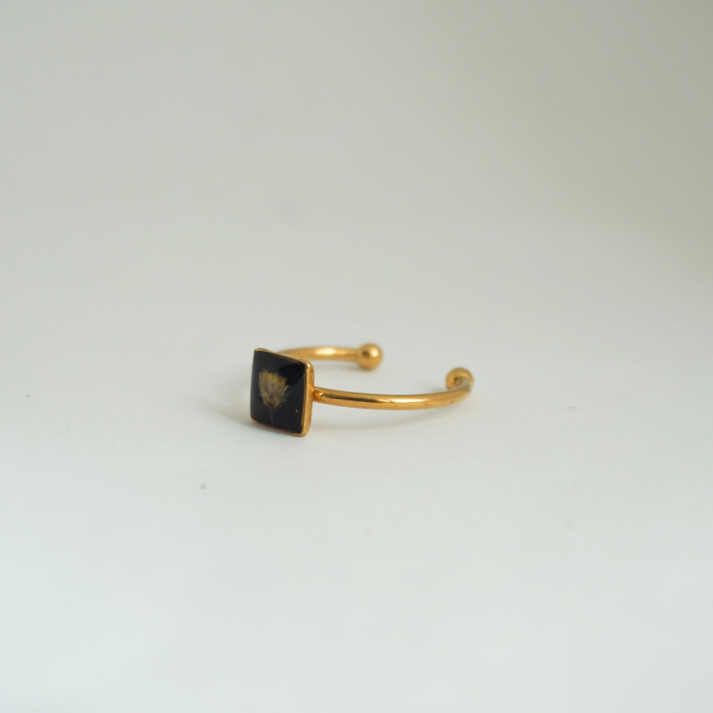 Anillo ajustable flor silvestre fondo negro