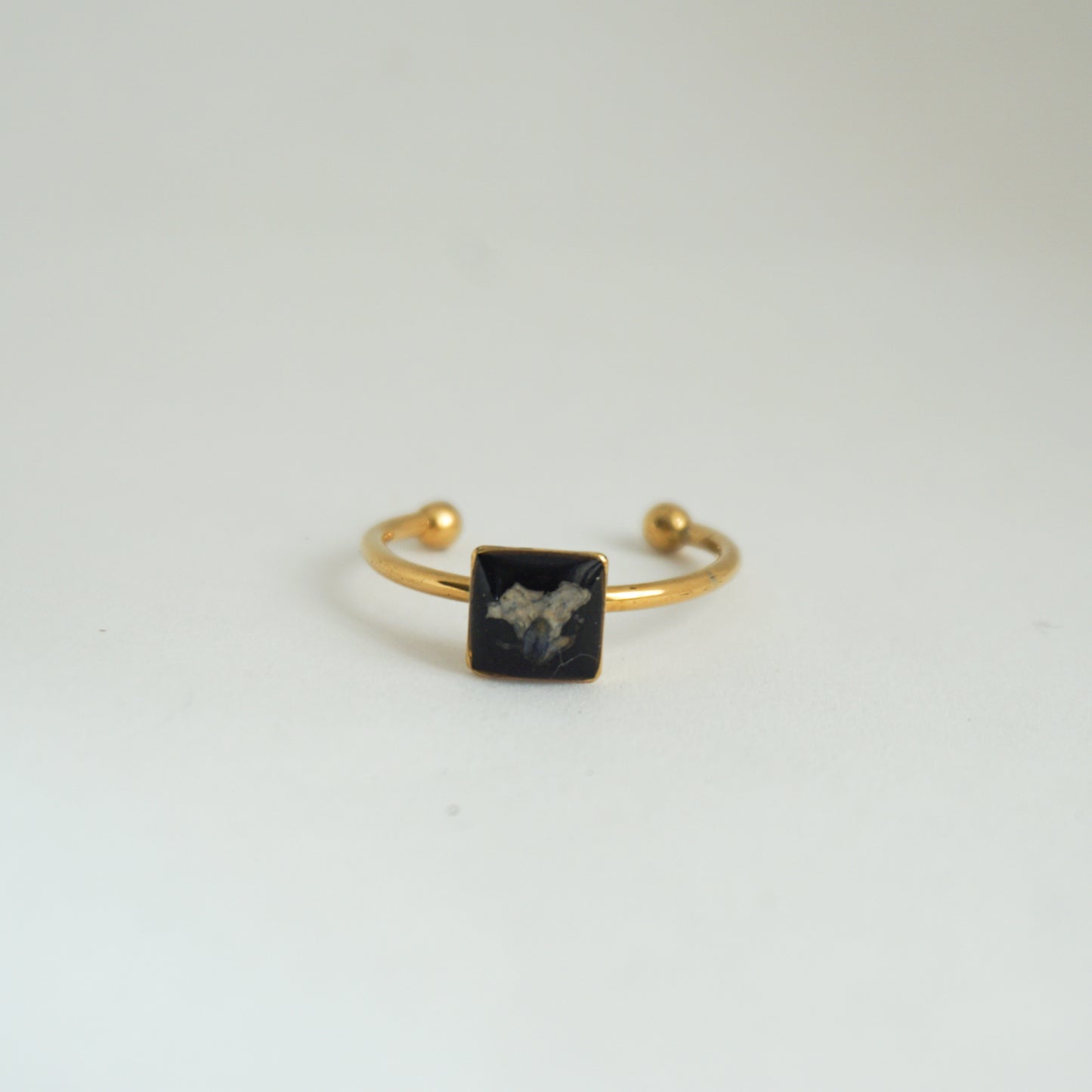 Anillo ajustable panalillo blanco fondo negro