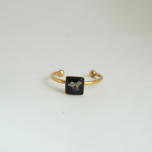 Anillo ajustable panalillo blanco fondo negro