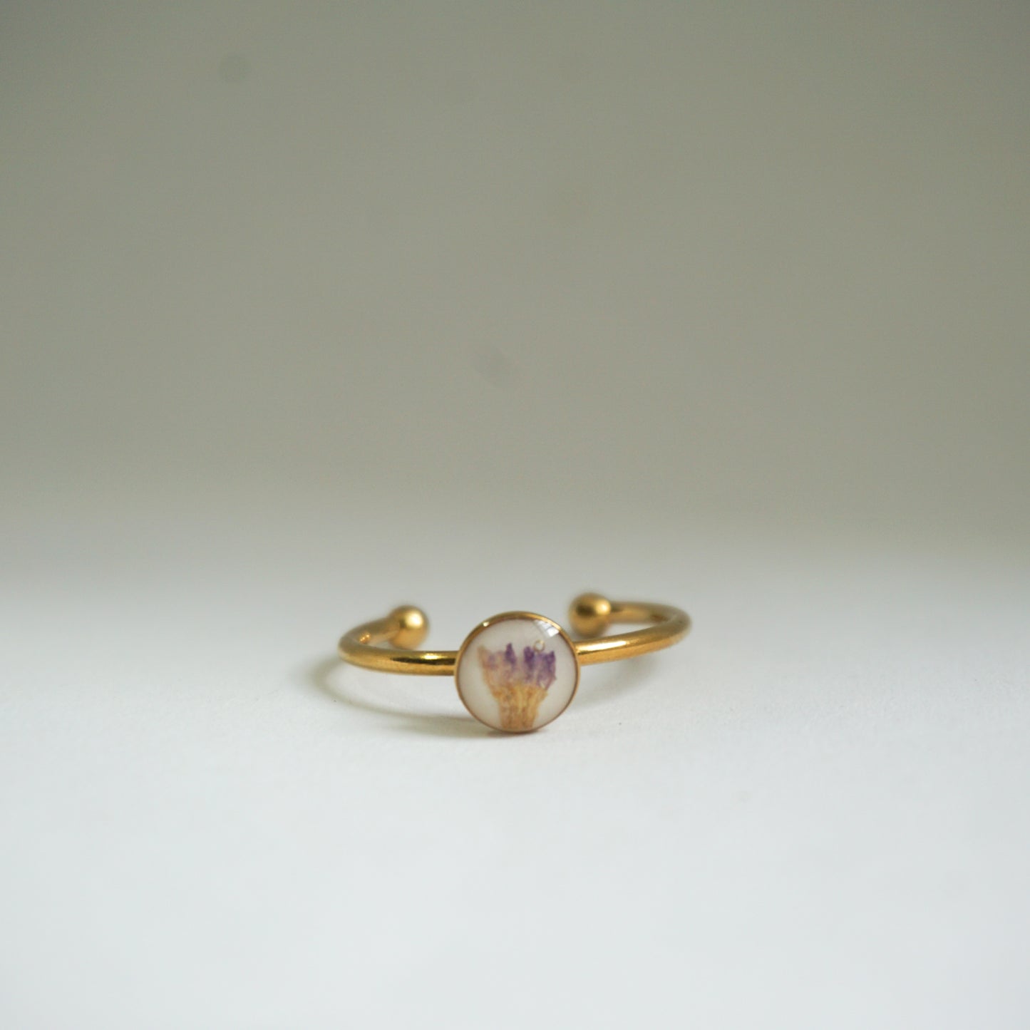 Anillo ajustable trueno de venus fondo blanco