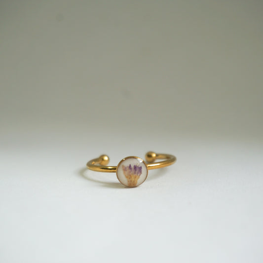 Anillo ajustable trueno de venus fondo blanco
