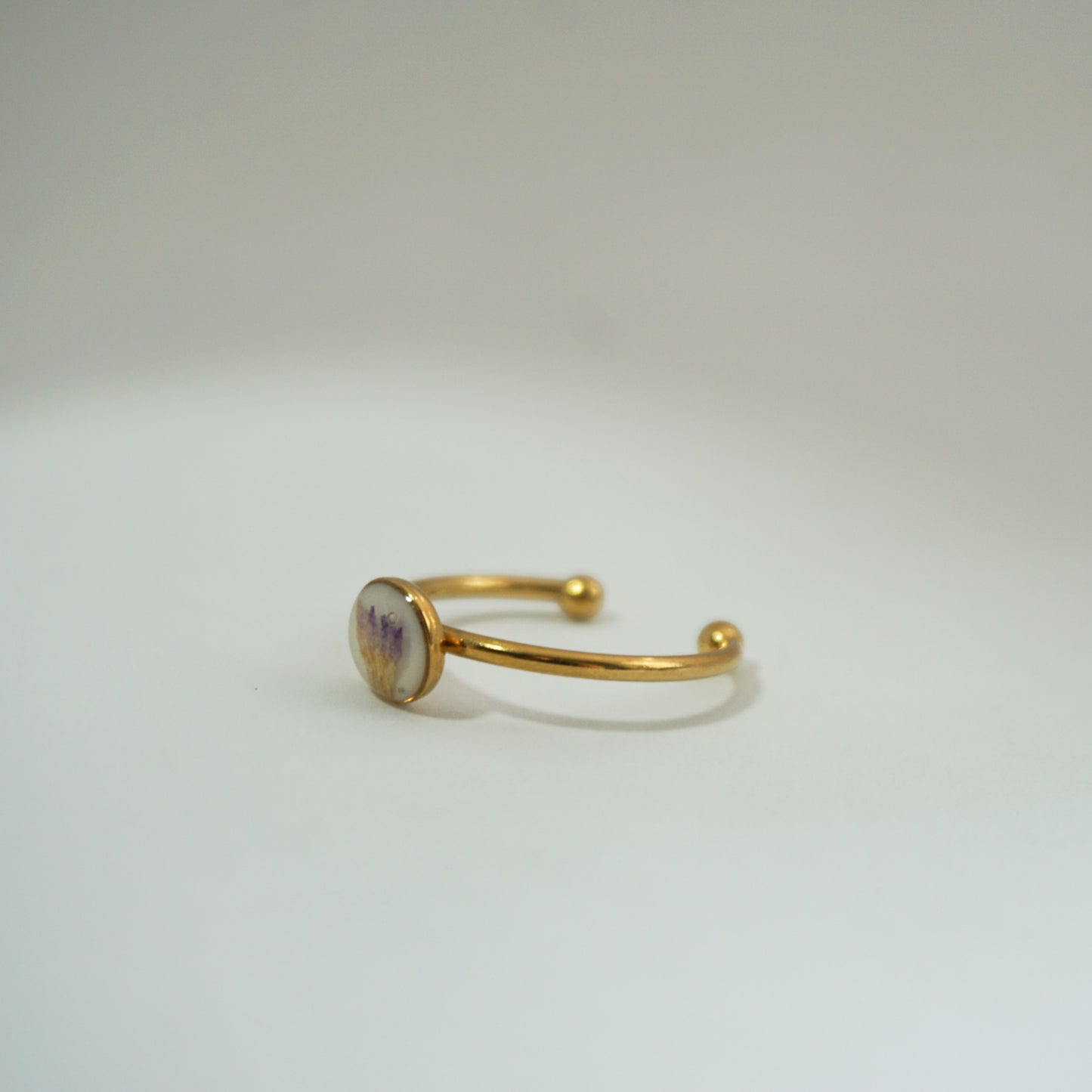 Anillo ajustable trueno de venus fondo blanco