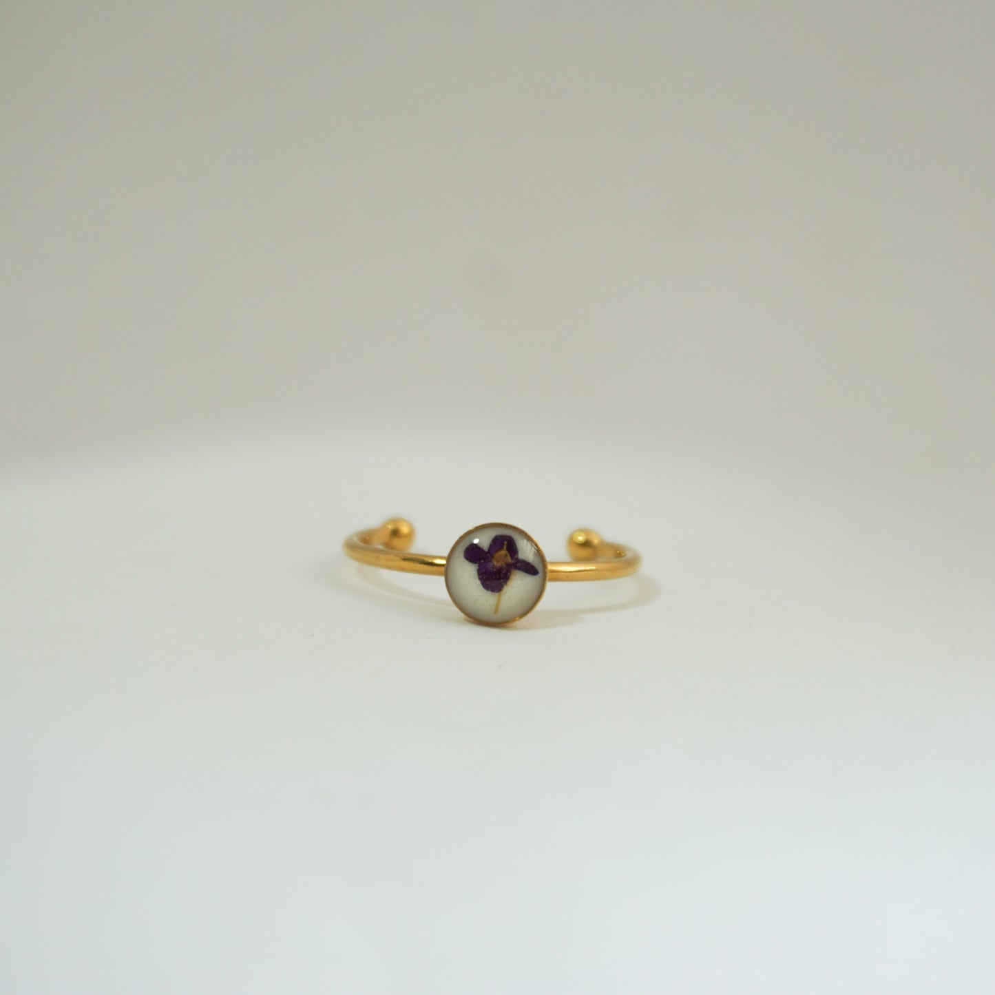Anillo ajustable panalillo morado fondo blanco