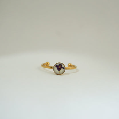 Anillo ajustable panalillo morado fondo blanco