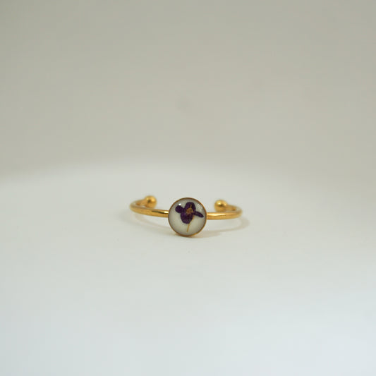 Anillo ajustable panalillo morado fondo blanco
