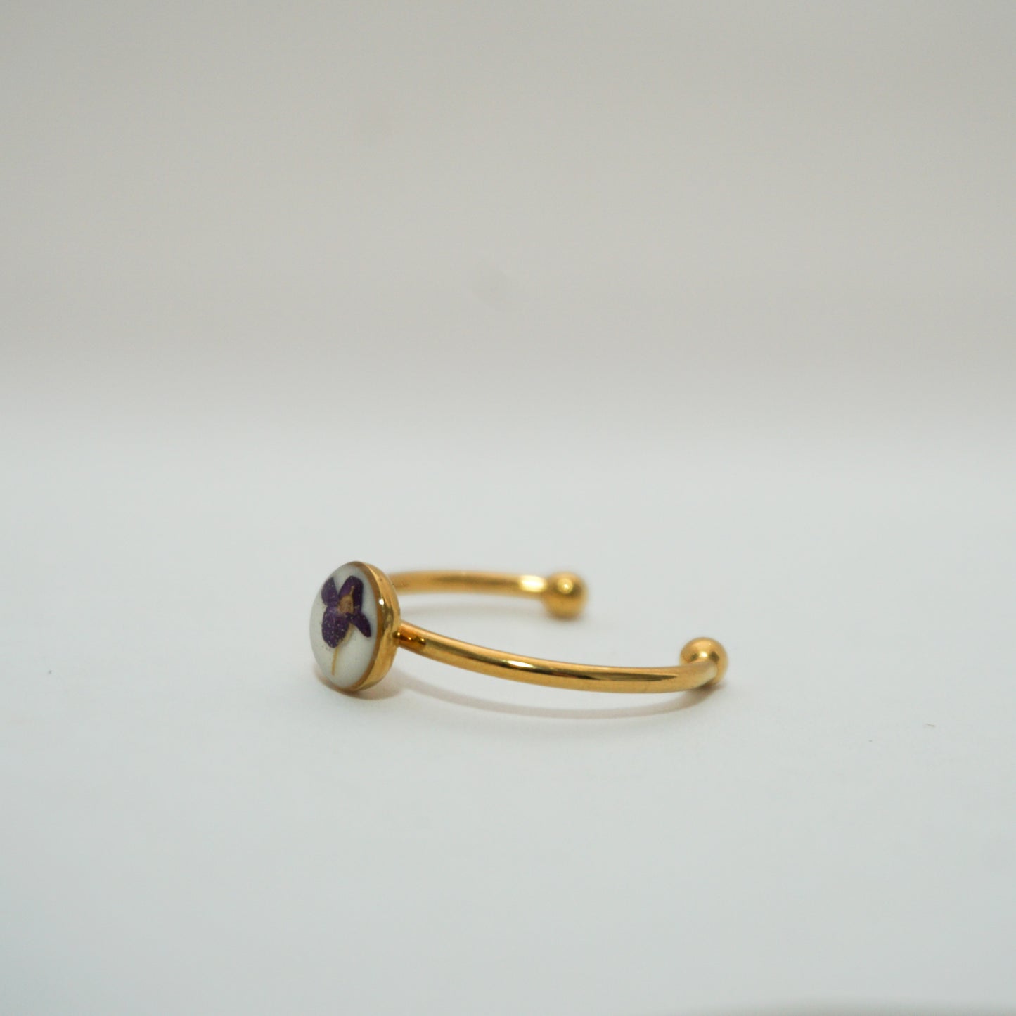 Anillo ajustable panalillo morado fondo blanco