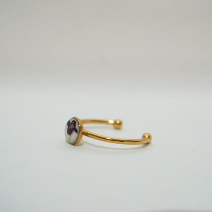 Anillo ajustable panalillo morado fondo blanco