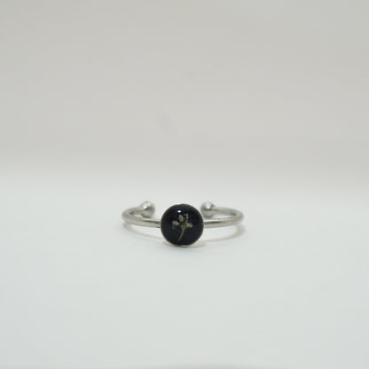 Anillo ajustable flor del cilantro fondo negro