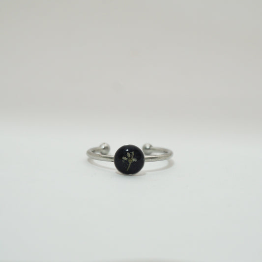 Anillo ajustable flor del cilantro fondo negro