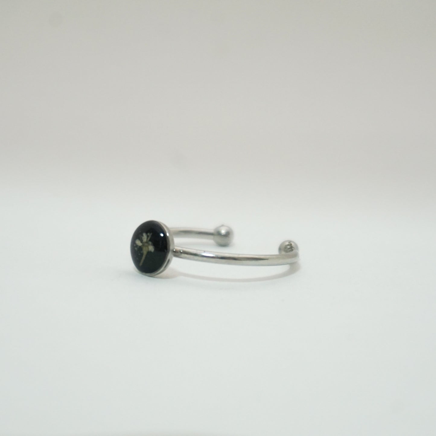 Anillo ajustable flor del cilantro fondo negro