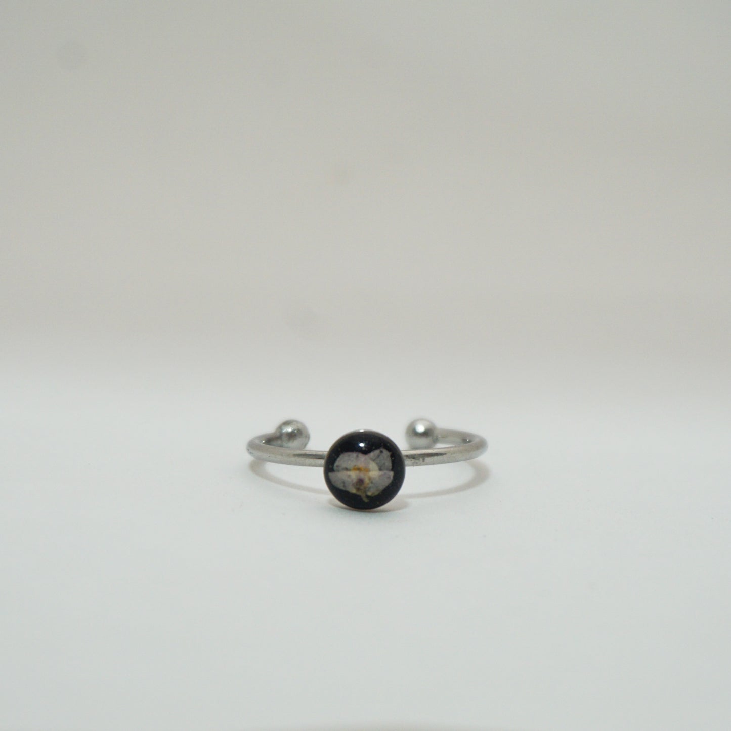 Anillo ajustable panalillo lila fondo negro