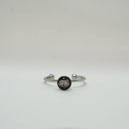Anillo ajustable panalillo lila fondo negro