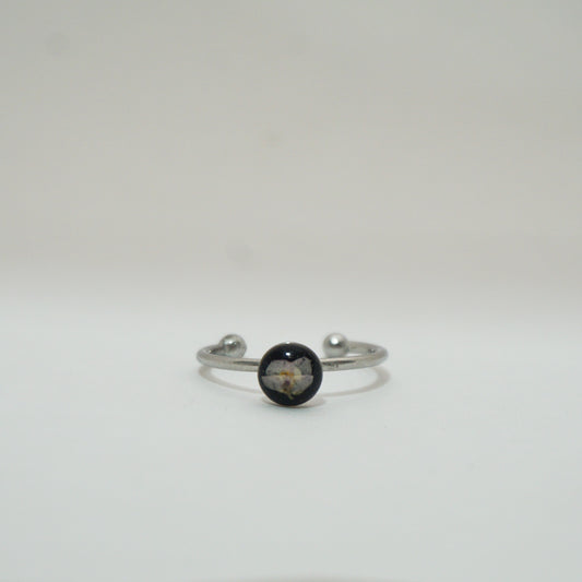 Anillo ajustable panalillo lila fondo negro