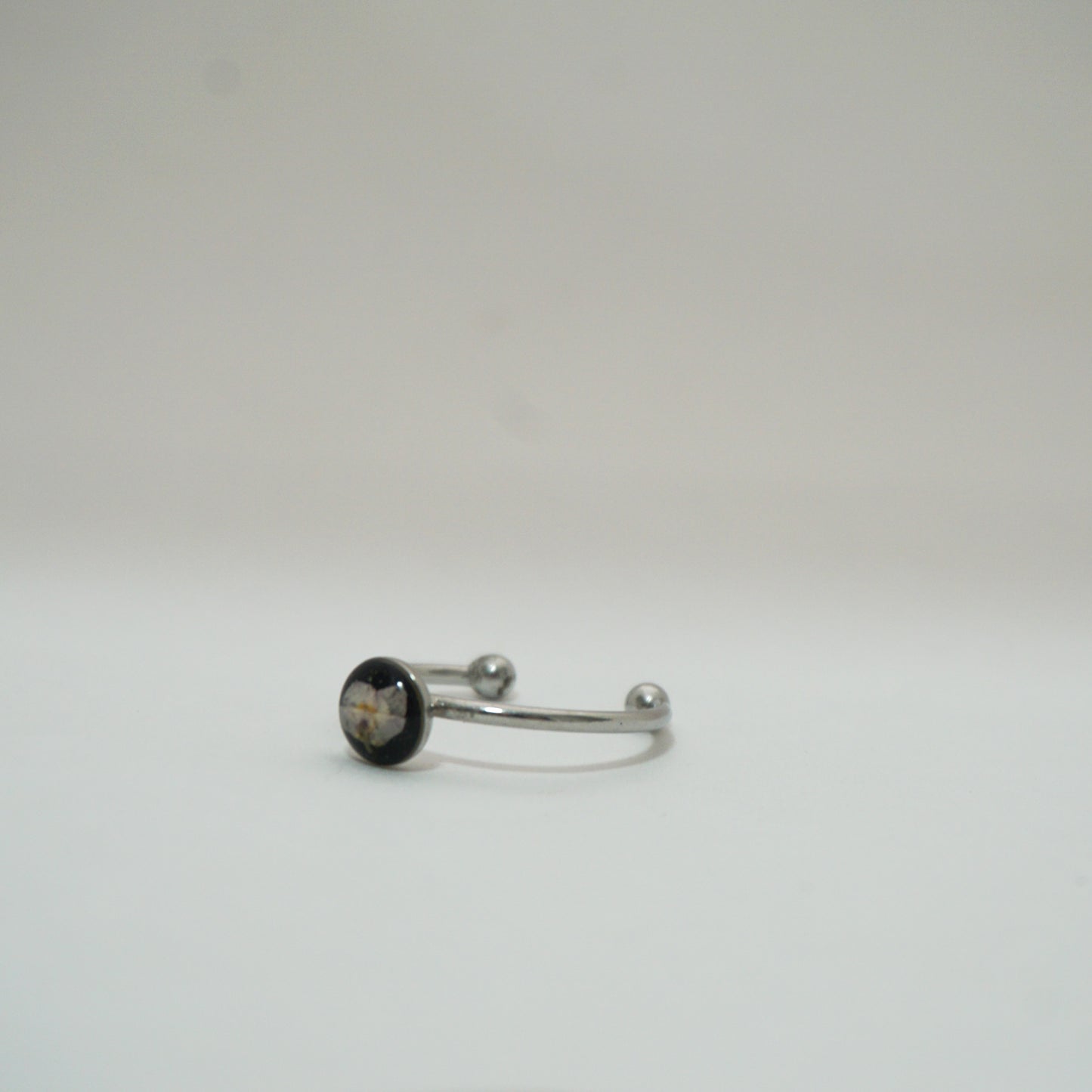 Anillo ajustable panalillo lila fondo negro