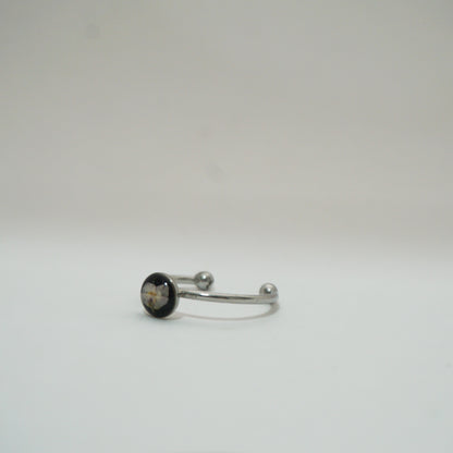 Anillo ajustable panalillo lila fondo negro