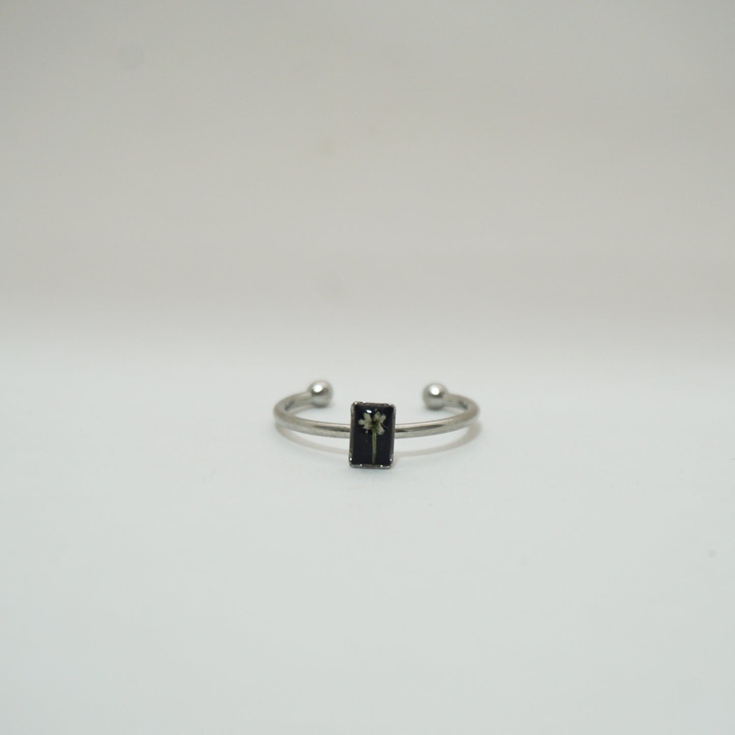 Anillo ajustable flor del cilantro fondo negro