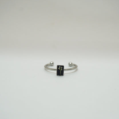 Anillo ajustable flor del cilantro fondo negro
