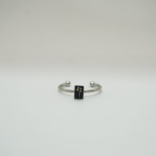 Anillo ajustable flor del cilantro fondo negro