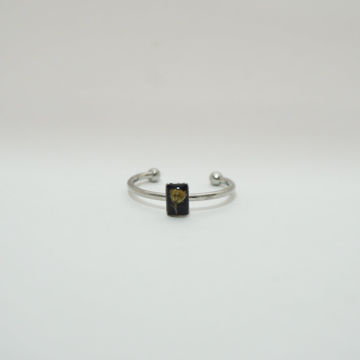 Anillo ajustable flor silvestre fondo negro
