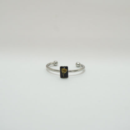 Anillo ajustable flor silvestre fondo negro