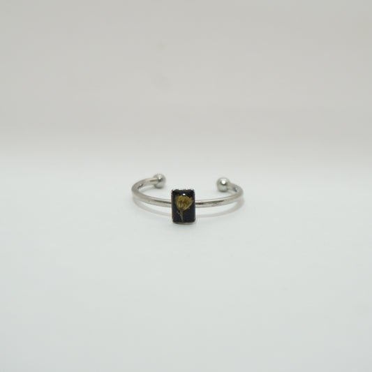 Anillo ajustable flor silvestre fondo negro
