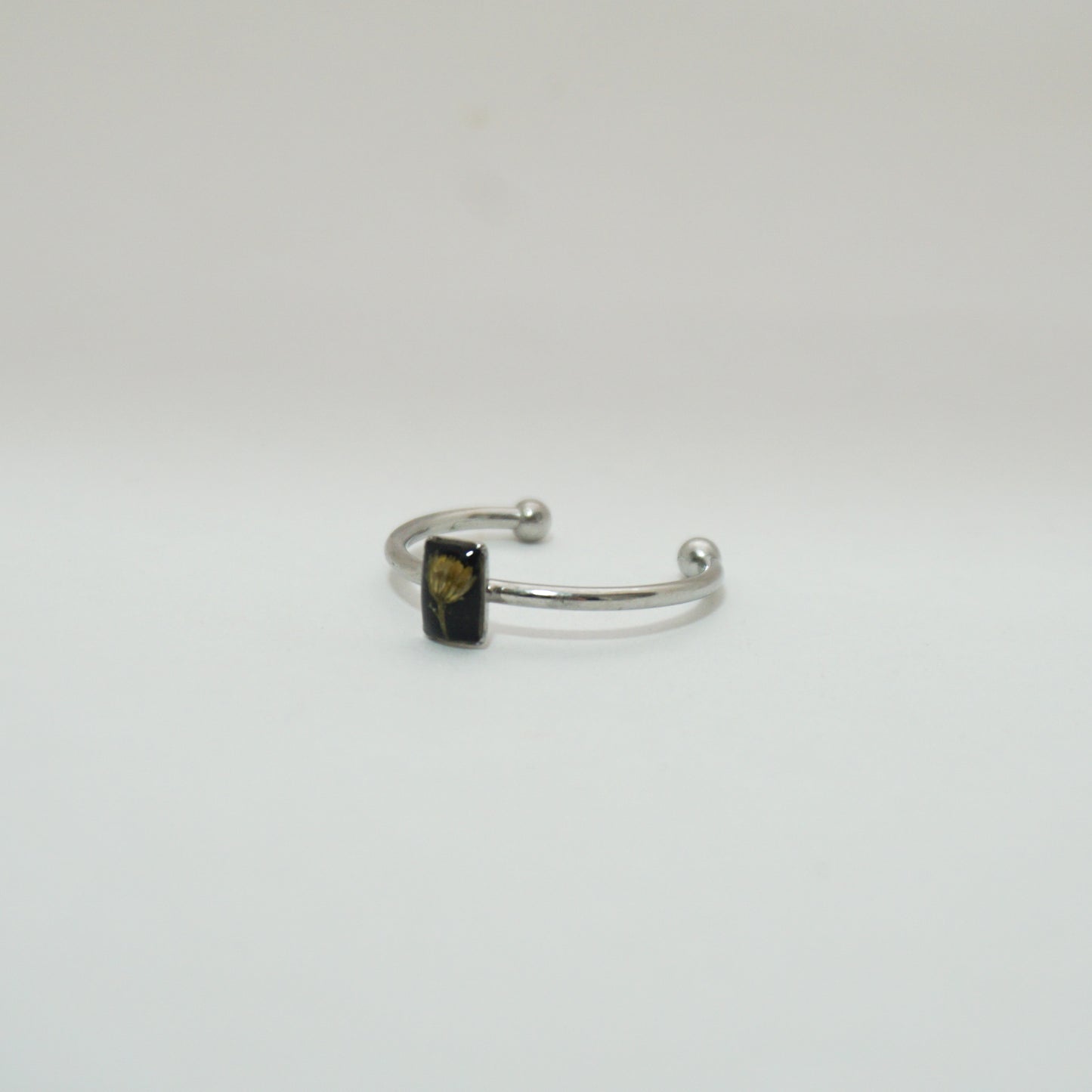 Anillo ajustable flor silvestre fondo negro