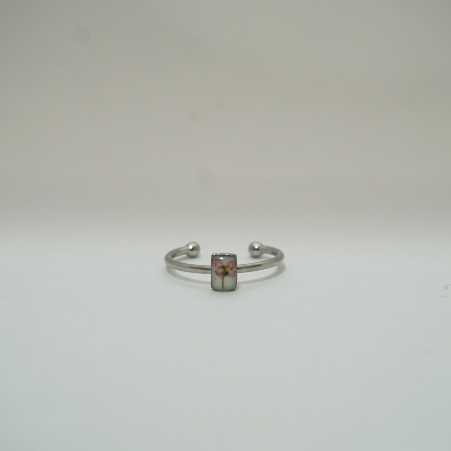 Anillo ajustable panalillo rosa fondo blanco