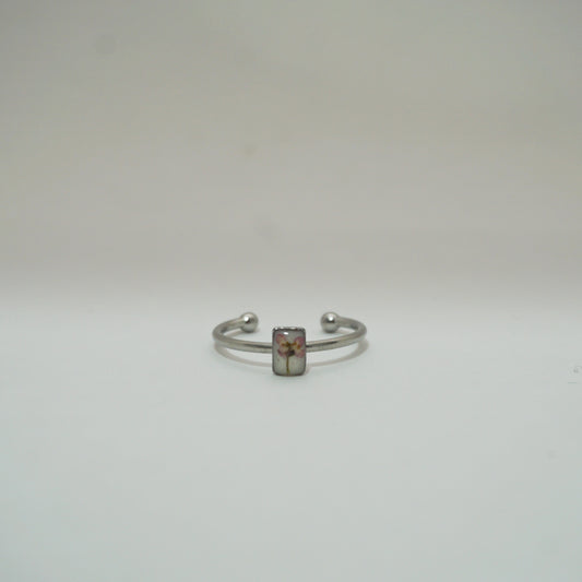Anillo ajustable panalillo rosa fondo blanco