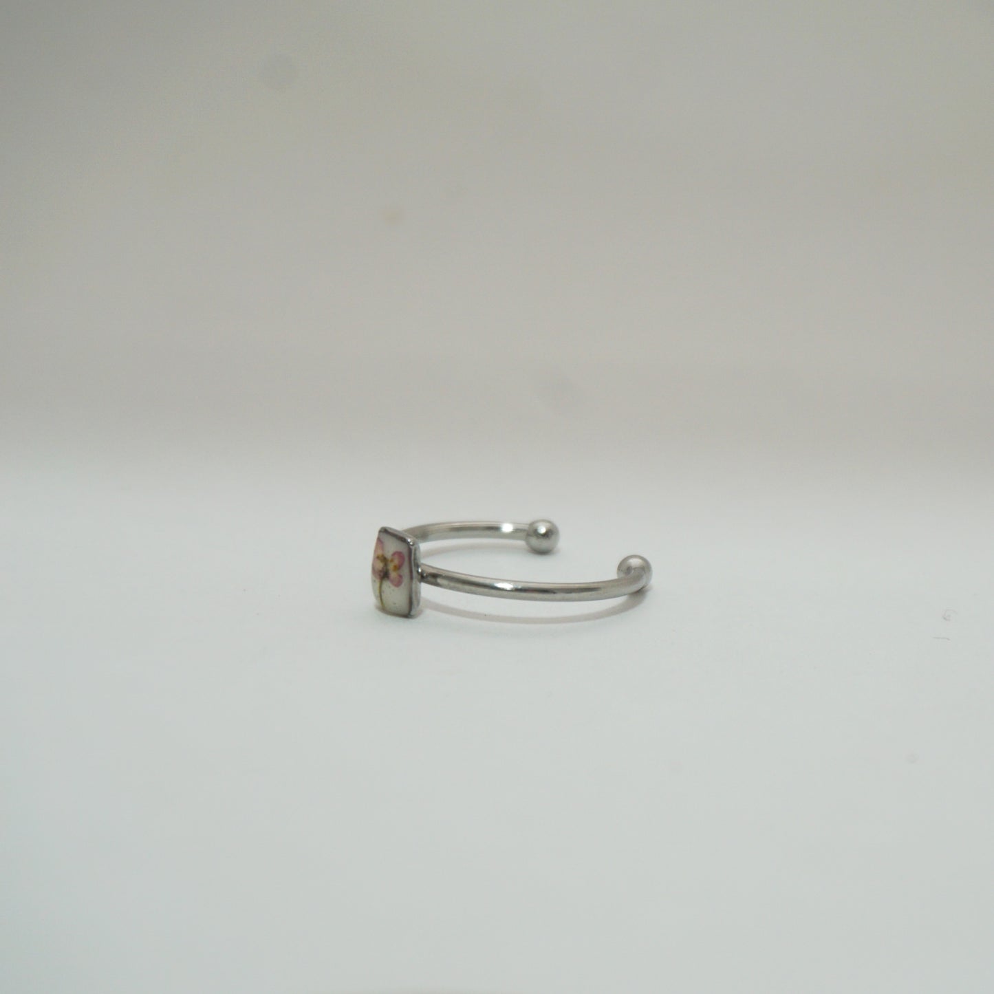 Anillo ajustable panalillo rosa fondo blanco