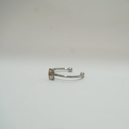 Anillo ajustable panalillo rosa fondo blanco