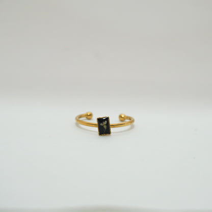 Anillo ajustable flor del cilantro fondo negro