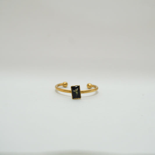Anillo ajustable flor del cilantro fondo negro