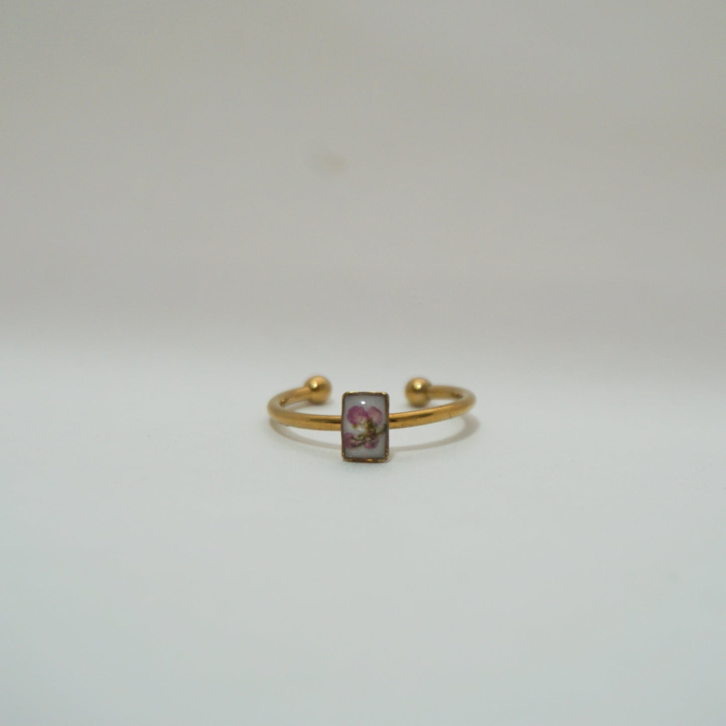 Anillo ajustable panalillo rosa fondo blanco