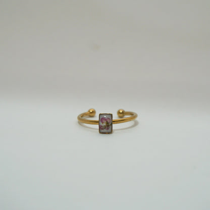 Anillo ajustable panalillo rosa fondo blanco