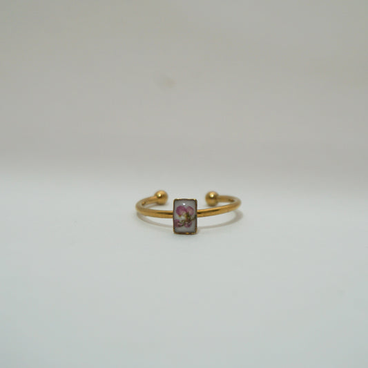 Anillo ajustable panalillo rosa fondo blanco