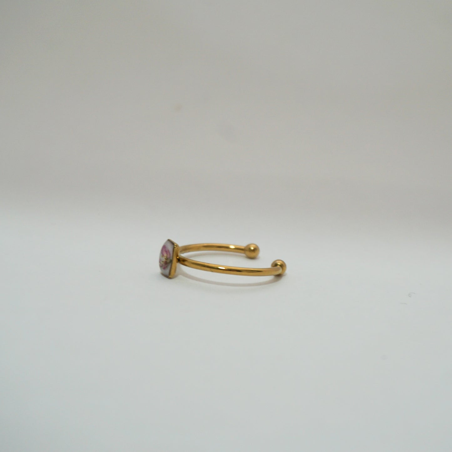 Anillo ajustable panalillo rosa fondo blanco