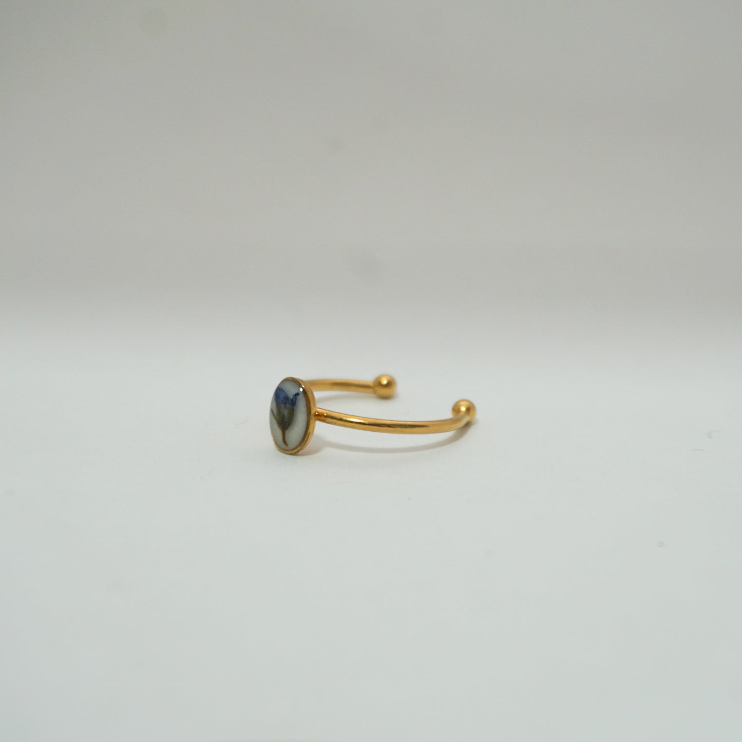 Anillo ajustable nomeolvides fondo blanco