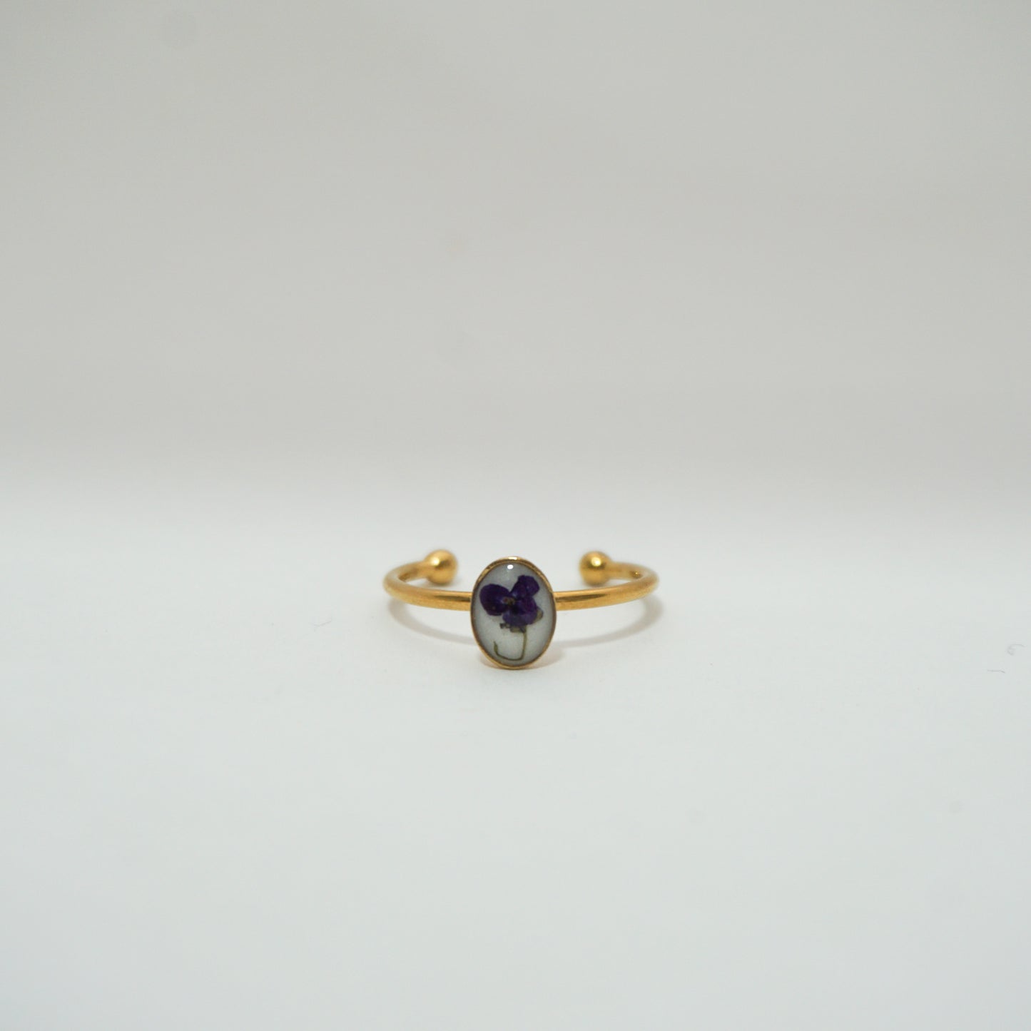 Anillo ajustable panalillo morado fondo blanco