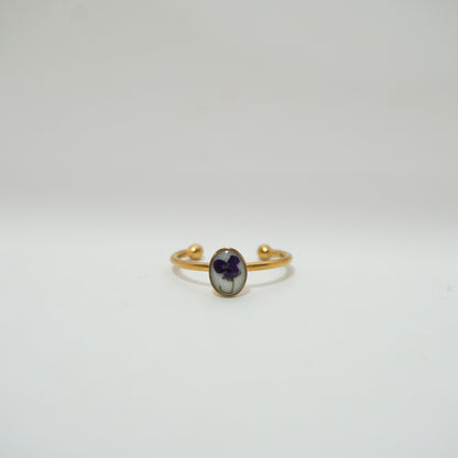 Anillo ajustable panalillo morado fondo blanco