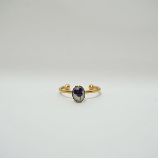 Anillo ajustable panalillo morado fondo blanco