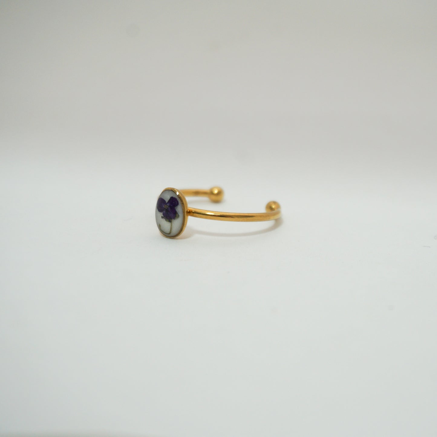 Anillo ajustable panalillo morado fondo blanco