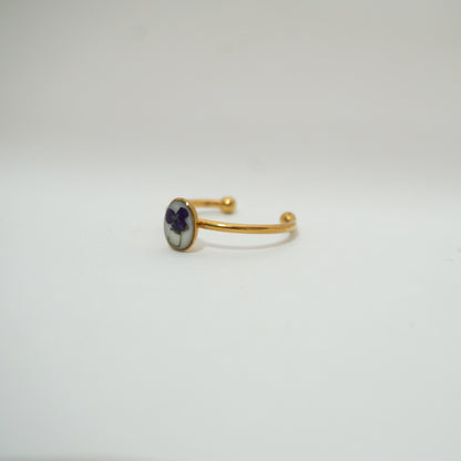 Anillo ajustable panalillo morado fondo blanco