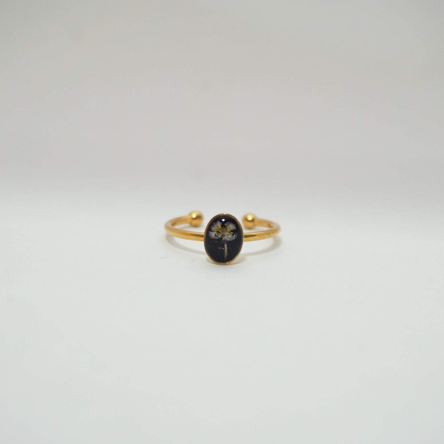Anillo ajustable panalillo lila fondo negro