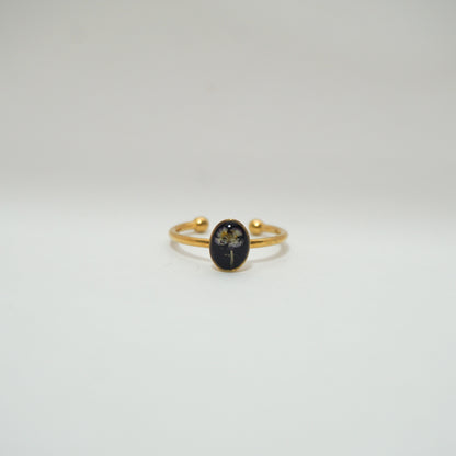Anillo ajustable panalillo lila fondo negro