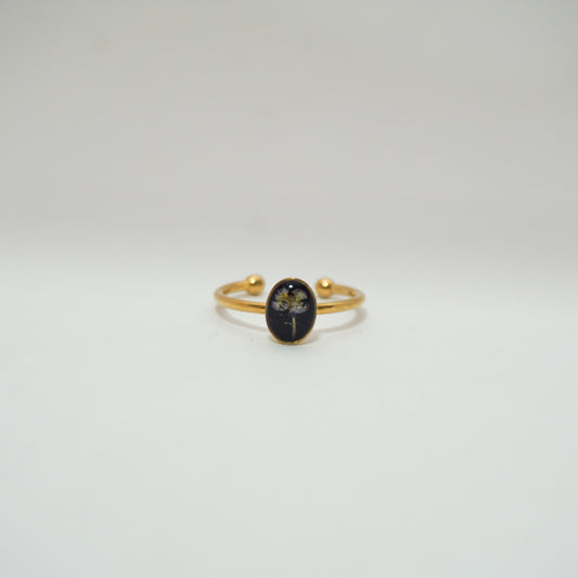 Anillo ajustable panalillo lila fondo negro