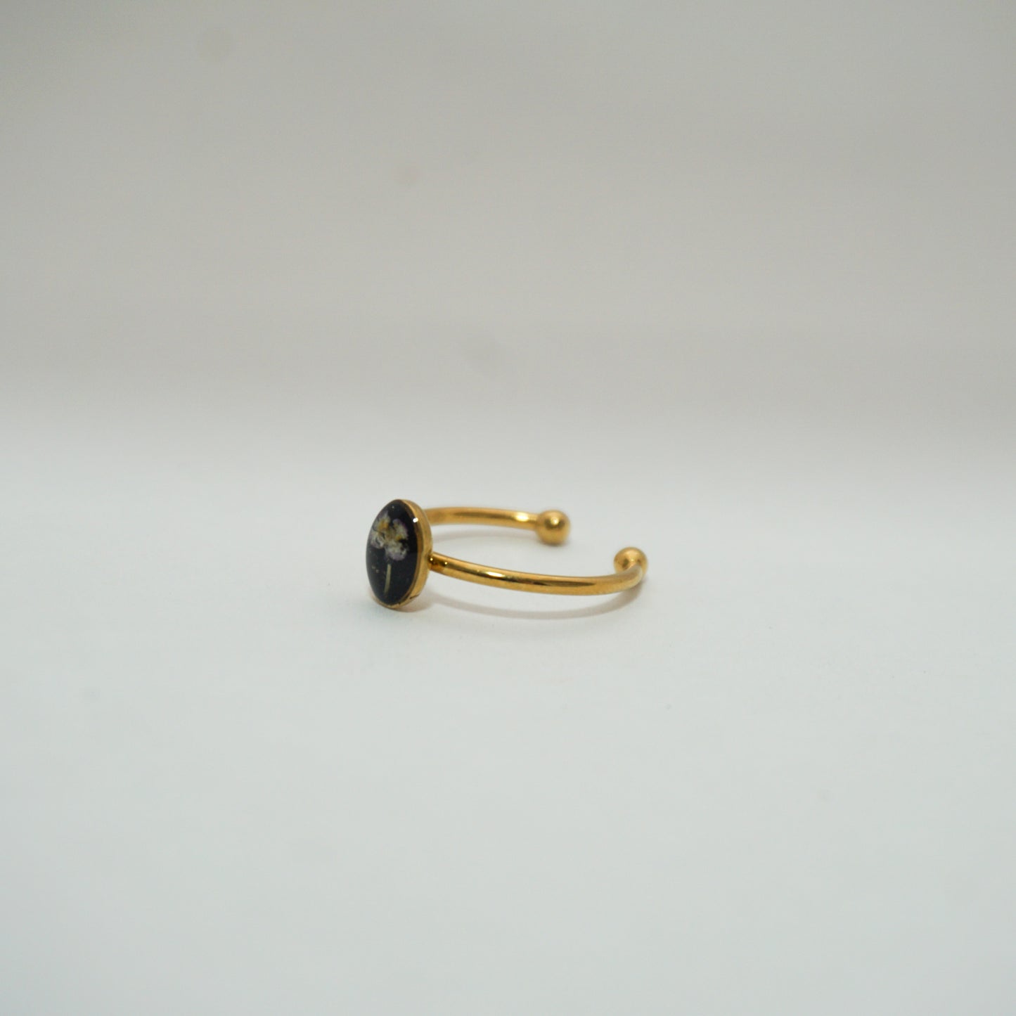 Anillo ajustable panalillo lila fondo negro