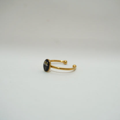 Anillo ajustable panalillo lila fondo negro
