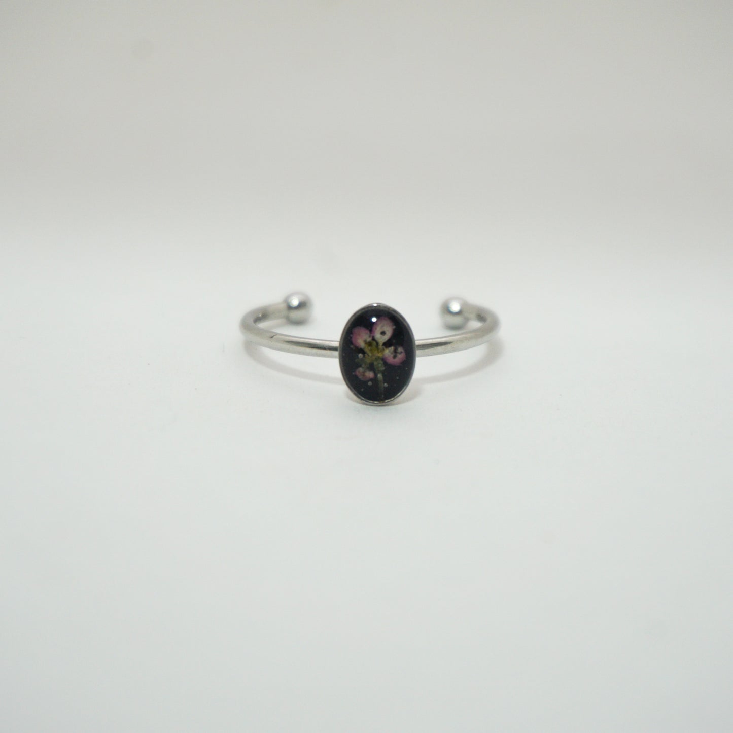 Anillo ajustable panalillo rosa fondo negro