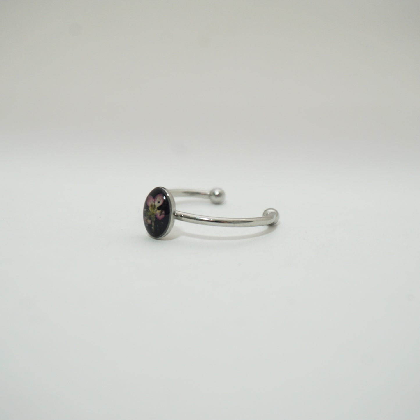 Anillo ajustable panalillo rosa fondo negro