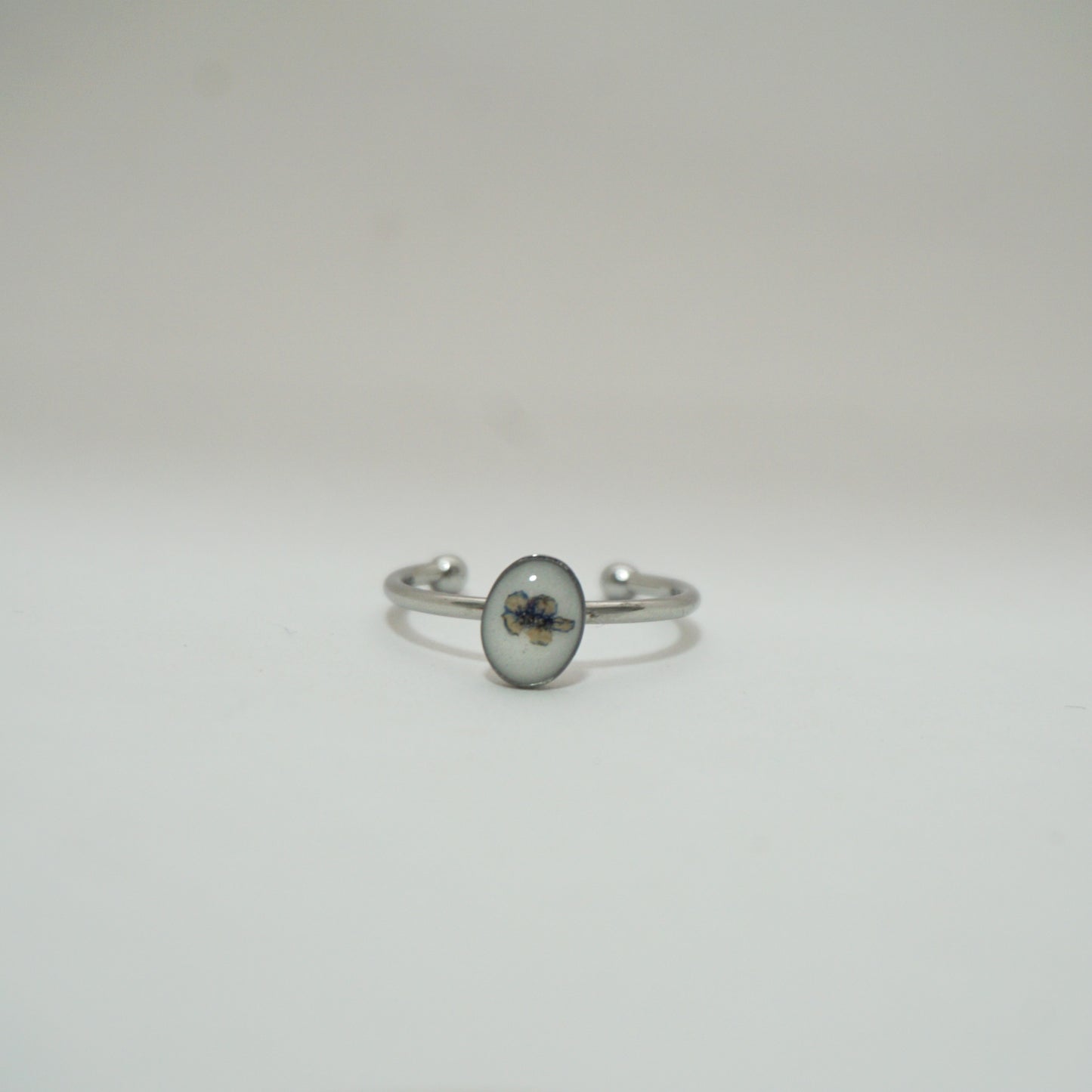 Anillo ajustable nomeolvides fondo blanco